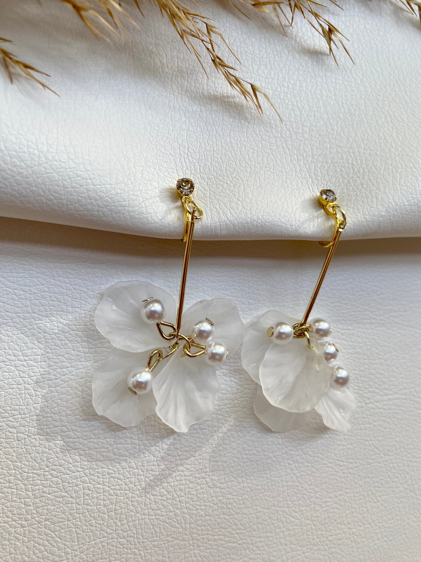 Ohrclips Gold und gold Blumen, Ohrringe für ohne Ohrringe-Loch, elegant und handgefertigt, slow fashion #92