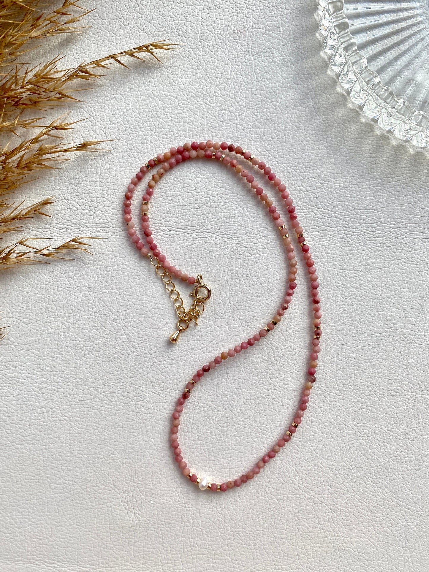 dünne Halskette aus Naturstein, Perle und Edelstahl, rosa, und gold, einzigartig, elegant und handgefertigt, handmade, simple fashion #98