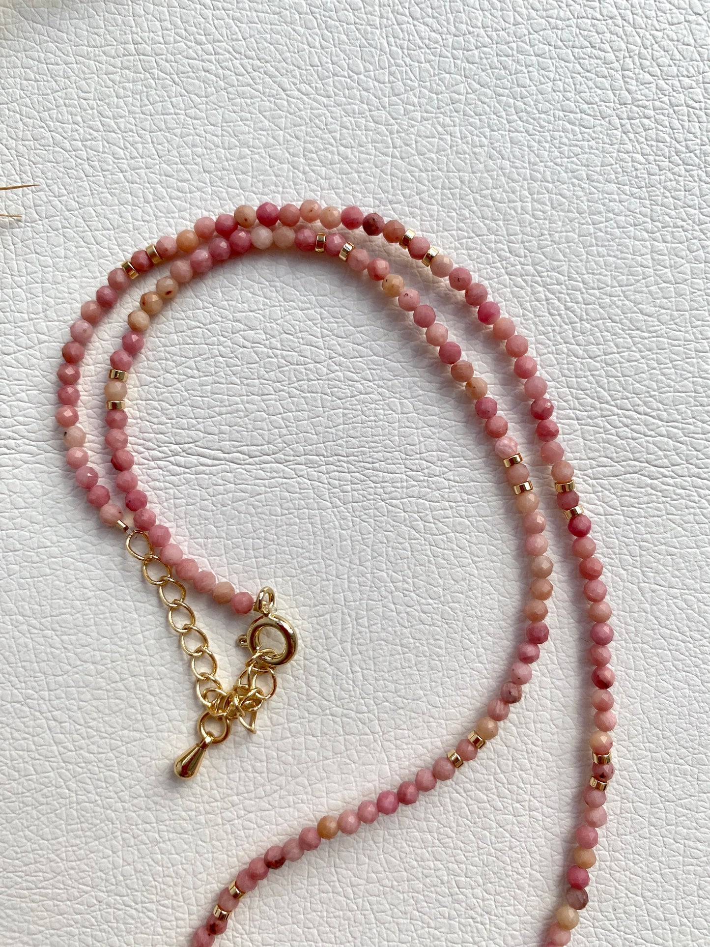 dünne Halskette aus Naturstein, Perle und Edelstahl, rosa, und gold, einzigartig, elegant und handgefertigt, handmade, simple fashion #98