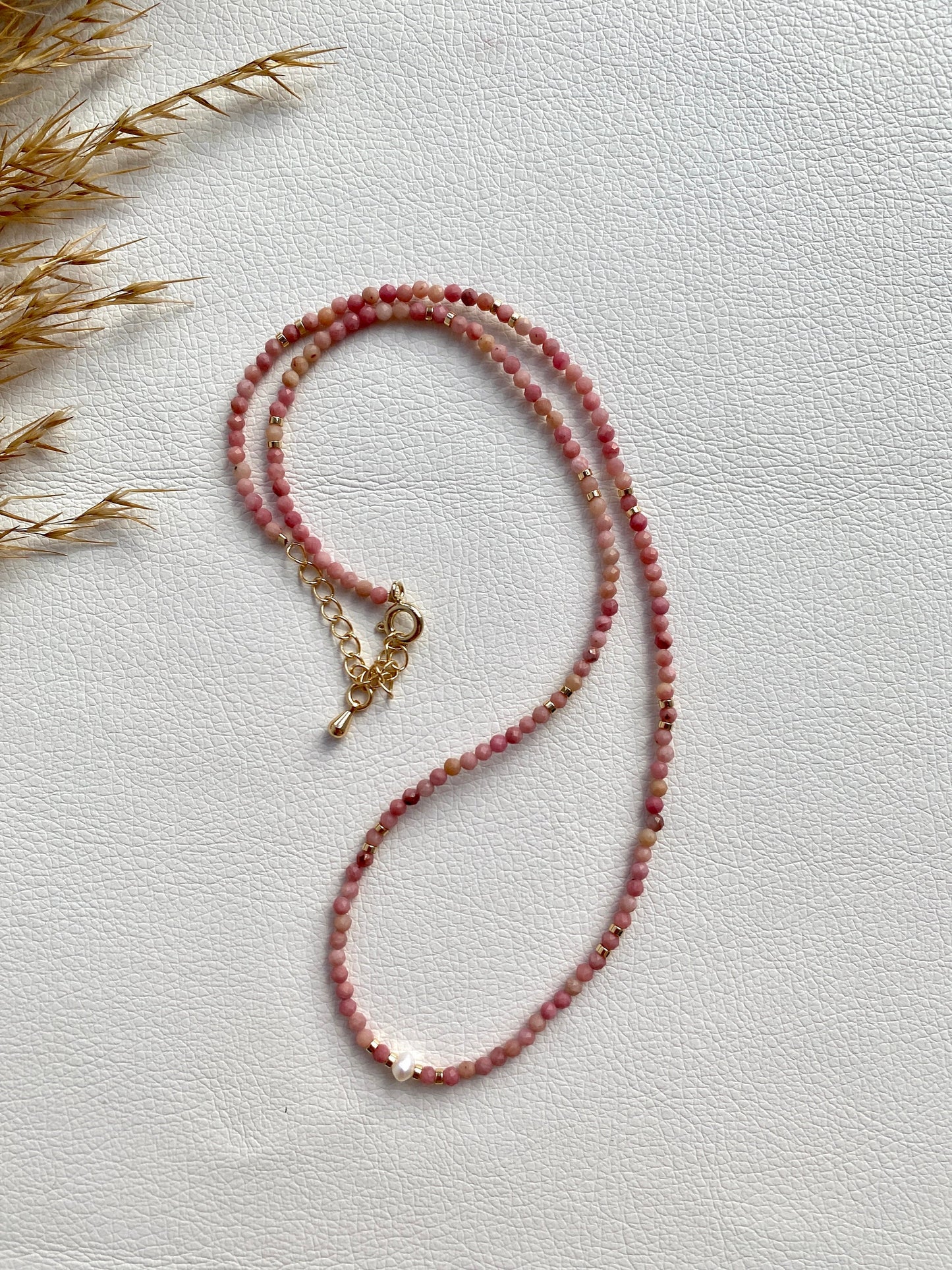 dünne Halskette aus Naturstein, Perle und Edelstahl, rosa, und gold, einzigartig, elegant und handgefertigt, handmade, simple fashion #98